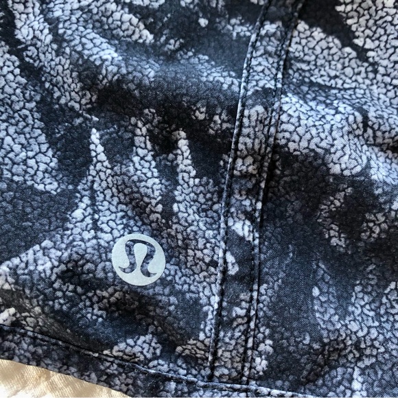 Lululemon Tracker Short IV (4-way Stretch 4") Kindred Spirit Black Multi / Black - Picture 6 of 6